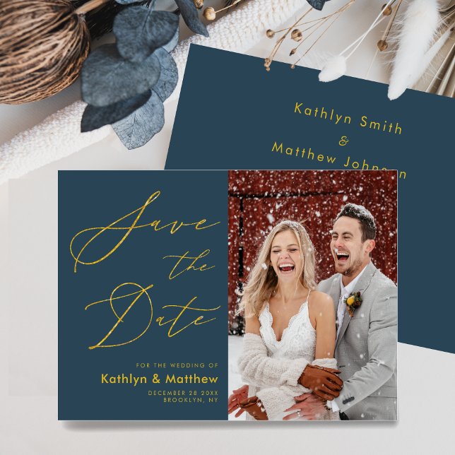 Dusty Blue Elegant Gold Script Moderne Hochzeit Save The Date (Von Creator hochgeladen)