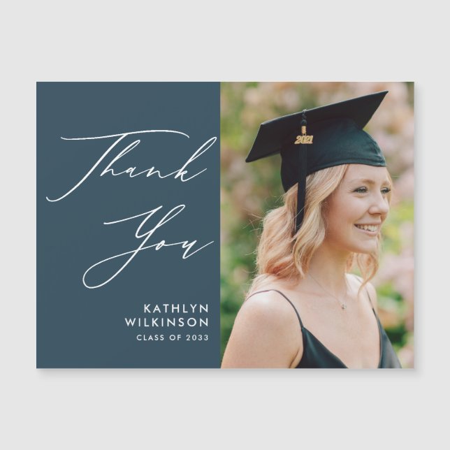 Dusty Blue Elegant Script Abschluss Vielen Dank Magnetkarte (Vorderseite)