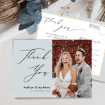 Dusty Blue Elegant Script Chic Wedding Vielen Dank Postkarte<br><div class="desc">Dusty Blue Elegant Script Modernes Foto Minimalistisch Hochzeit Vielen Dank Postcard. Mit diesem wunderschönen Foto bedanken Sie sich herzlich bei Ihren Freunden und Familienmitgliedern,  die Ihre Hochzeit zu einem besonderen Erlebnis gemacht haben. Alle Texte sind so vorbereitet,  dass Sie sie einfach und schnell mit Ihren eigenen Worten personalisieren können.</div>
