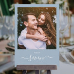 Dusty Blue Elegant Script Foto Tischnummer<br><div class="desc">Diese eleganten,  staubblauen Signatur-Skripte mit doppelseitigem Foto sind perfekt für alle Feiern geeignet. Entwickelt von Thisisnotme©</div>