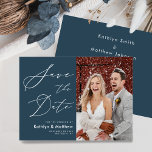 Dusty Blue Elegant Script Modernes Foto Hochzeit Save The Date<br><div class="desc">Dusty Blue Elegant Script Modernes Foto Minimalistisch Hochzeit speichern Sie das Datum Einladungskarte. Lass Familie, Freunde und Kollegen wissen, dass Sie Set ein Datum für Ihre Hochzeitsfeier mit dieser eleganten, stilvollen und modernen Hochzeit speichern Sie das Datum Einladungskarte. Alle Texte sind so vorbereitet, dass Sie sie einfach und schnell mit...</div>