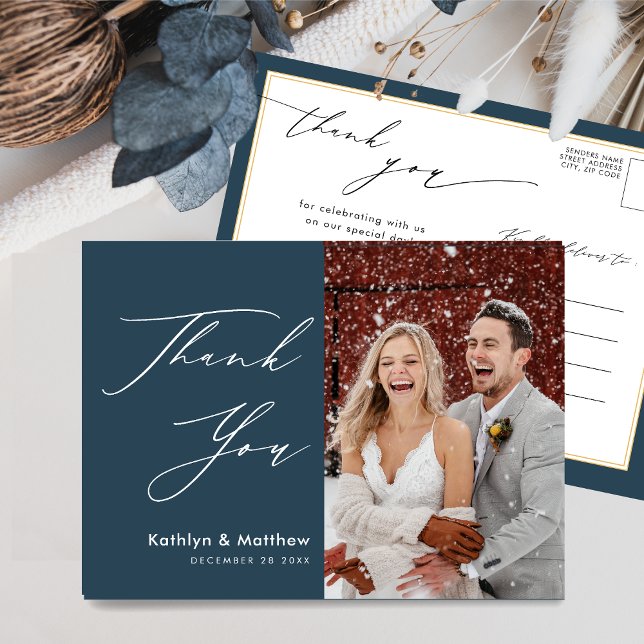 Dusty Blue Elegant Script Simple Wedding Vielen Da Postkarte (Von Creator hochgeladen)