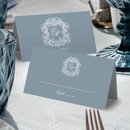 Dusty Blue Elegant Vintage Crest Monogram Wedding Platzkarte