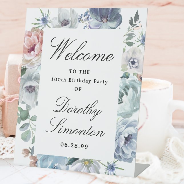 Dusty Blue Floral 100th Birthday Party Welcome Sockelschild (Von Creator hochgeladen)