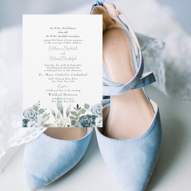 Dusty Blue Floral Beide Eltern White Wedding Einladung (Von Creator hochgeladen)