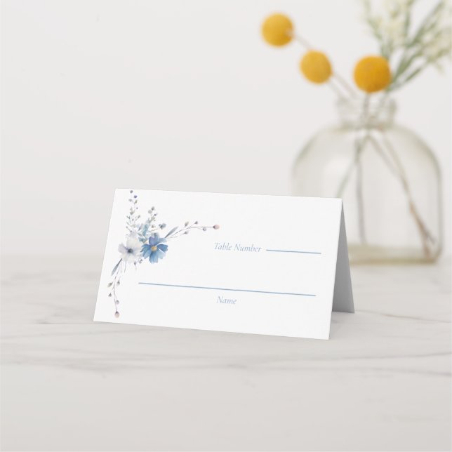 Dusty Blue Floral Bloom Wedding Platzkarte (Vorderseite)