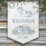 Dusty Blue Floral Boho Chic Mr. & Mrs. Wedding Wimpel<br><div class="desc">Diese Hängeflagge ist schön, stilvoll und lustig. Es wurde zur Feier der Neuvermählten konzipiert und präsentiert sich in einem eleganten, schicken Design mit handgemalten Aquarellfarben-Rose, Blüten und Gartenblättern in dustigen Blau- und Salbei-Grün-Tönen. Der elegante Drehtext lautet: Mr. and Mrs. mit dem Nachnamen des Paares sowie ein niedlicher "etablierter" Ort für...</div>