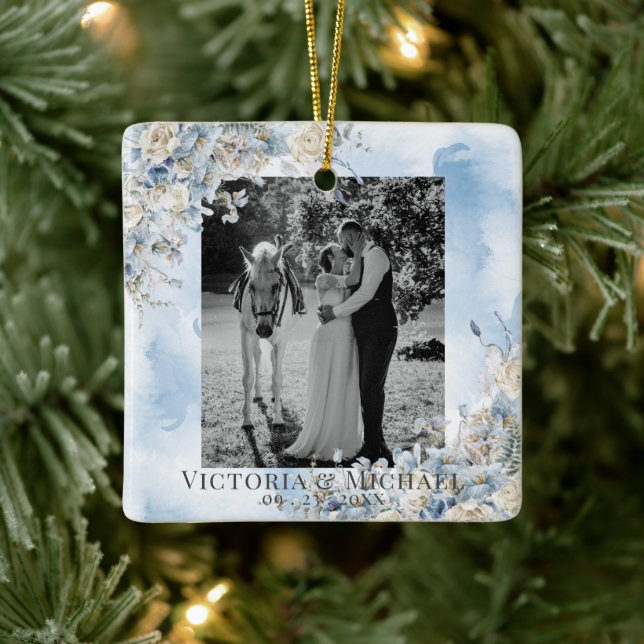 Dusty Blue Floral Foto Wasserfarbe Hochzeit Keramikornament (Baum)