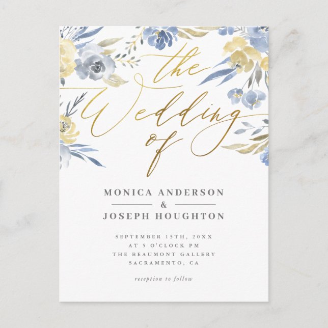 Dusty Blue Floral Gold Script Wedding Einladungspostkarte (Vorderseite)