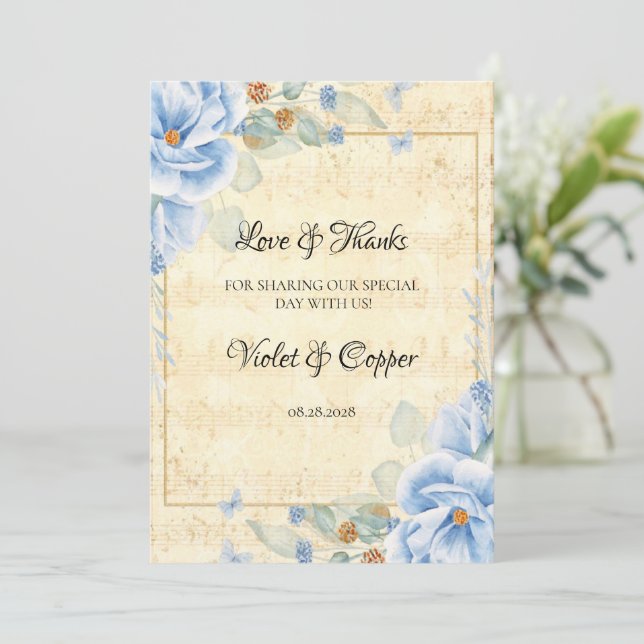 Dusty Blue Floral Musical Wedding Liebe und vielen Einladung (Stehend Vorderseite)