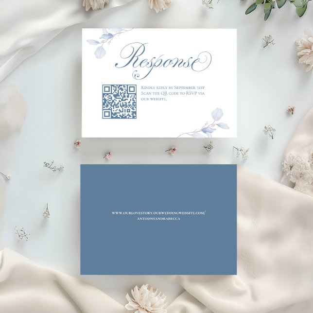 Dusty Blue Floral QR Code Wedding RSVP Karte (Dusty blue floral wedding RSVP card with QR code and elegant calligraphy script)