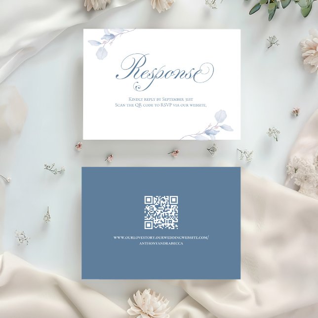 Dusty Blue Floral QR Wedding Response Card RSVP Karte (Dusty blue QR code wedding RSVP card with elegant script and soft botanical accents)