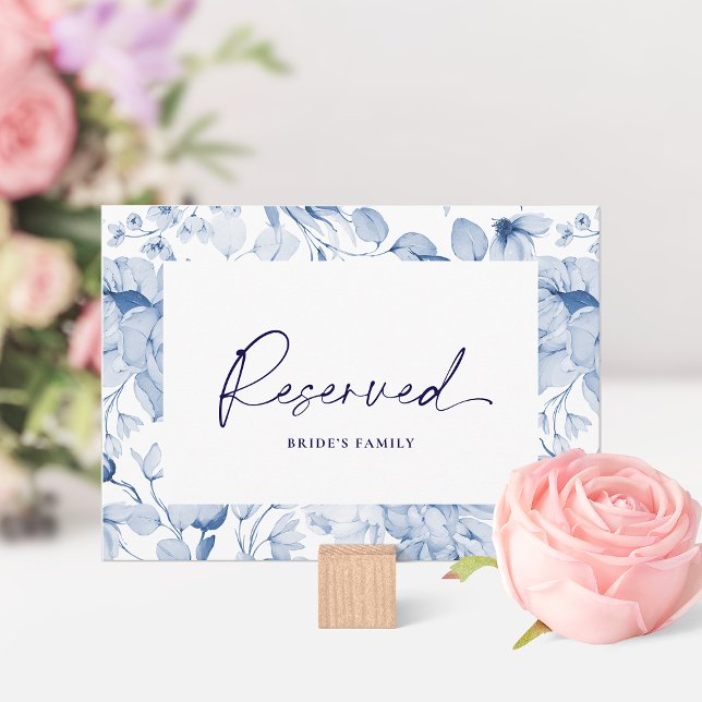 Dusty Blue Floral Reserved Seating Card  Einladung (Von Creator hochgeladen)