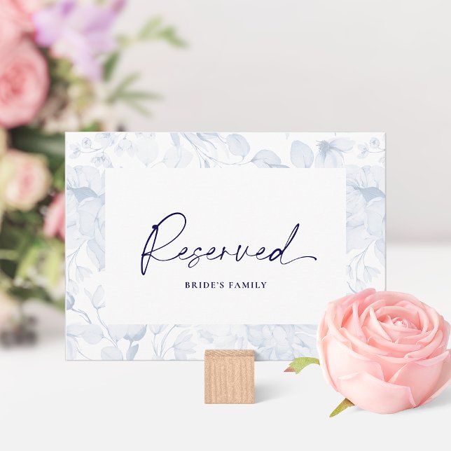 Dusty Blue Floral Reserved Seating Card  Einladung (Von Creator hochgeladen)
