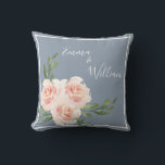 Dusty Blue Floral Romantic Names Script Wedding Kissen<br><div class="desc">Dusty blau,  Hintergrund mit rot-rosa Blume. elegant. Ein schöner Sake,  um sich an Ihren besonderen Tag zu erinnern. Ihre Namen machen es besonders. Erinnerung: Zazzle garantiert 100% Kundenservice und Zufriedenheit.</div>