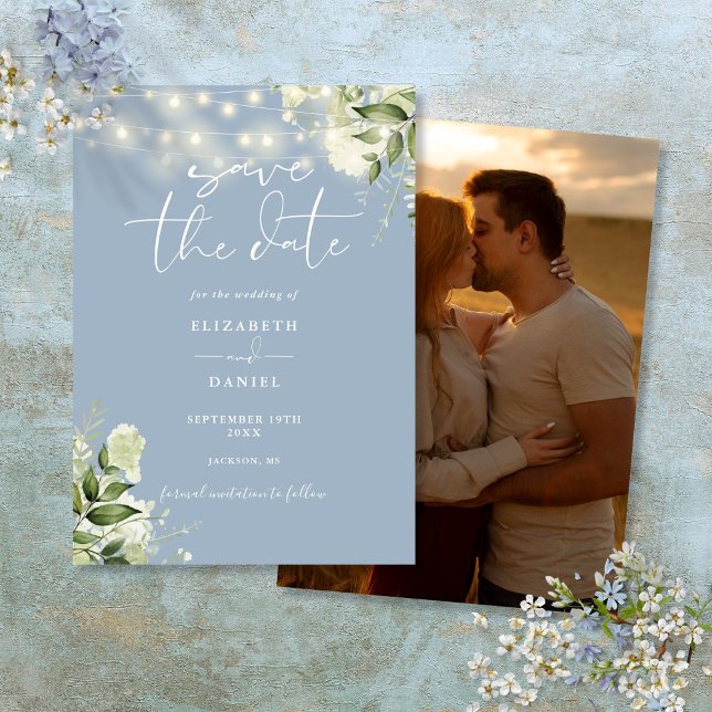 Dusty Blue Floral String Lights Foto Wedding Save The Date (Dusty Blue Floral String Lights Photo Wedding Save The Date)