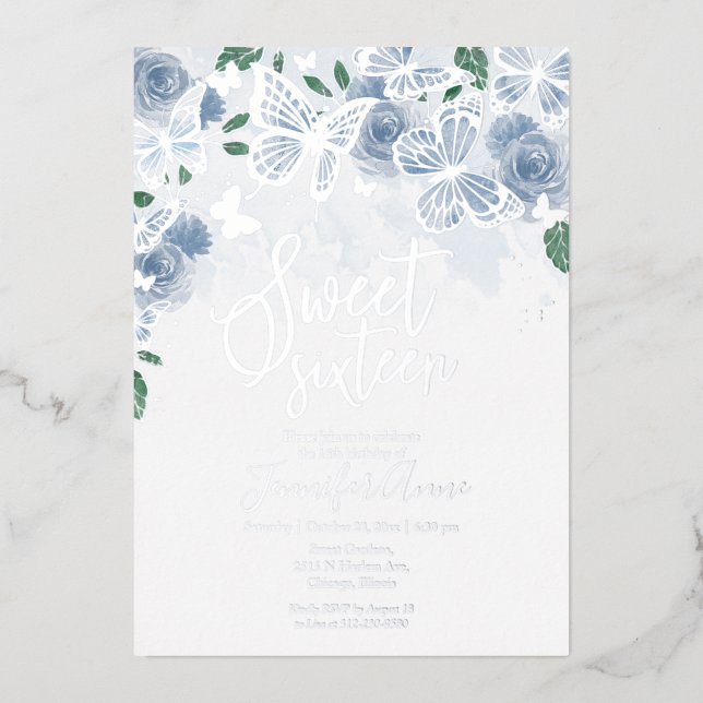 Dusty Blue Floral Sweet 16 Butterfly Silber Folieneinladung (Vorderseite)
