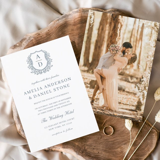 Dusty Blue Floral Wappen Monogram Wedding Elegant Einladung (Von Creator hochgeladen)