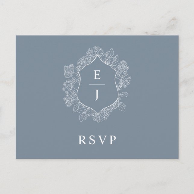 Dusty Blue Floral Wappen Monogram Wedding RSVP Postkarte (Vorderseite)
