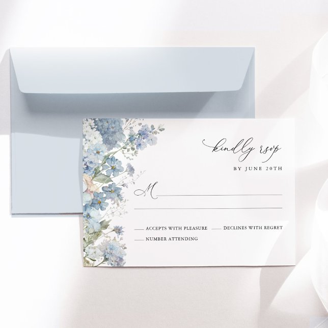 Dusty Blue Floral Watercolor Elegant Wedding RSVP Karte (Dusty blue floral wedding RSVP card, watercolor hydrangea design, elegant wedding stationery)