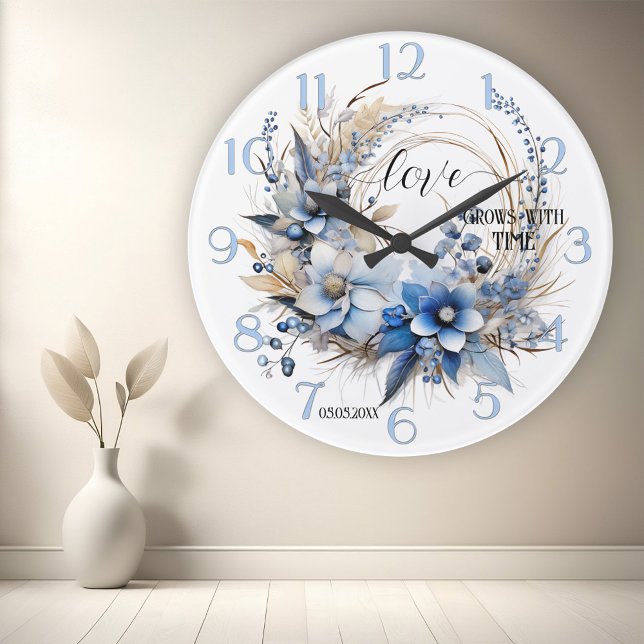Dusty Blue Floral Watercolor Liebe Runde Wanduhr (Wall clock showing a watercolor illustration of flowers in dusty blue and tan - wedding gift - love)