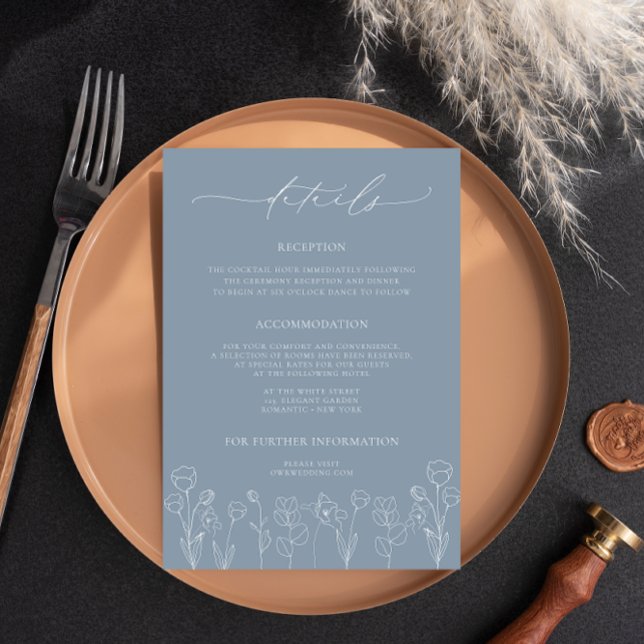 Dusty Blue Floral Wedding Details Umschließkarte (Von Creator hochgeladen)