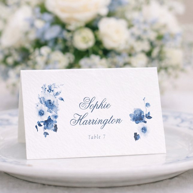 Dusty Blue Floral Wedding Place Card (Von Creator hochgeladen)