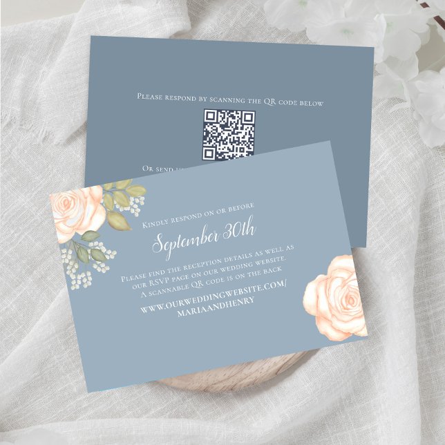 Dusty Blue Floral Wedding RSVP QR Code Karte (Dusty blue Wedding RSVP card with a scannable QR code template. )