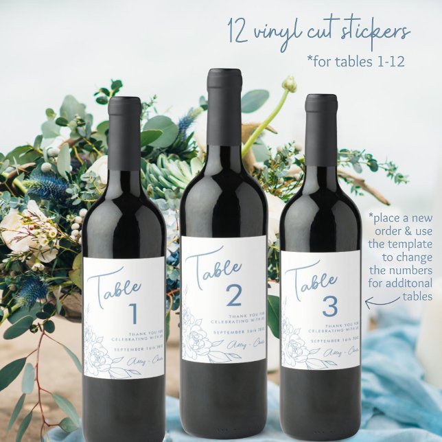 Dusty Blue Floral Wedding Wine Label Tischnummern (Von Creator hochgeladen)