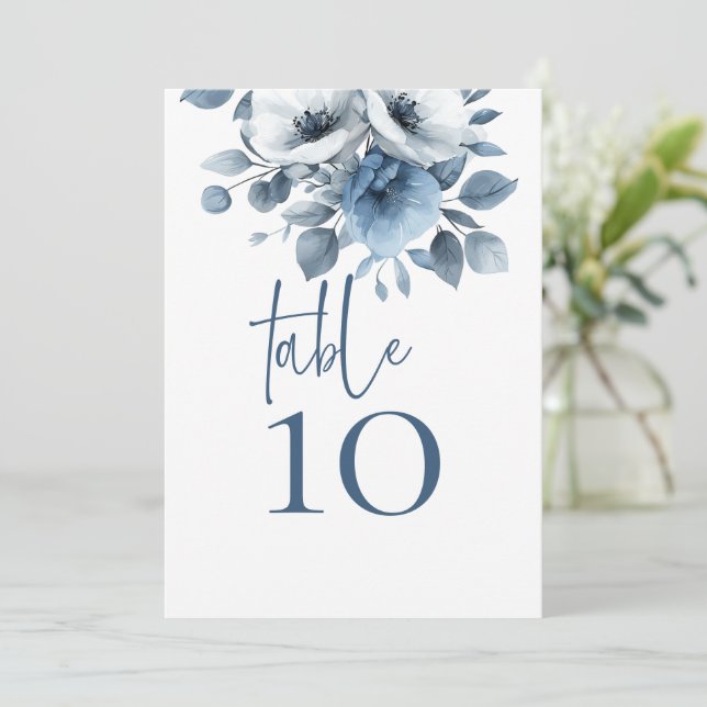 Dusty Blue Florals Printable Wedding Table Number Einladung (Stehend Vorderseite)