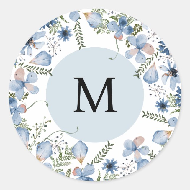 Dusty Blue Flowers Monogram Round Umschlag Aufkleb Runder Aufkleber (Vorderseite)