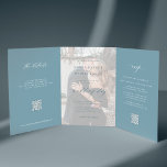 Dusty Blue Foto Hochzeit RSVP Details QR Code Dreifach Gefaltete Einladung<br><div class="desc">Modernes, schlicht elegantes Typografie-Trendblau aus staubigen Farben in einer dreimal so kleinen Hochzeitseinladung mit 2 Fotos, uAwg und Details mit QR-Scannen-Codes mit einem schicken angesagten Kalligrafieschrift und transparentem Foto-Overlay. Einfach mit ein oder zwei benutzerdefinierten Fotos personalisieren (Sie können das gleiche Foto auf beiden Seiten hochladen) und Ihre Gastinformationen! Die Einladung...</div>