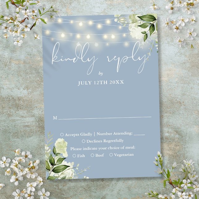 Dusty Blue Greenery Blumenstrauß Hochzeit RSVP Karte (Dusty Blue Greenery Floral String Lights Wedding RSVP Card)