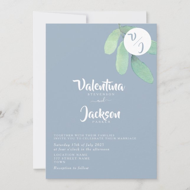 Dusty Blue Greenery Monogram Wedding Einladung (Vorderseite)