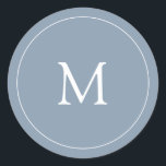Dusty Blue | Hochzeitsmonogramm Runder Aufkleber<br><div class="desc">Dieser einfache und elegante Hochzeitsaufkleber zeichnet sich durch einen trendigen,  staubigen blauen Hintergrund aus,  der mit einem modernen weißen Text und einem passenden weißen Rundrahmen versehen ist. Es ist so gestaltet,  dass es sich perfekt mit unserer "subtilen Aquarellfarben-Rose" Hochzeitskollektion abstimmt.</div>