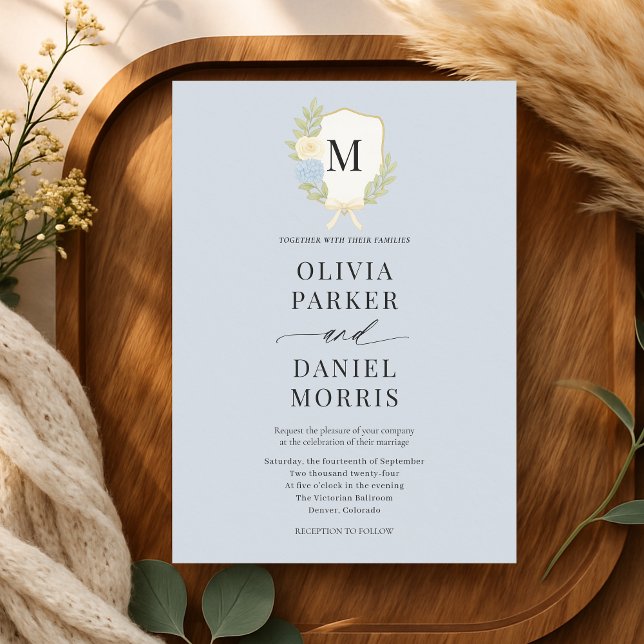 Dusty Blue Hydrangea Bow Crest Monogram Wedding Einladung (Von Creator hochgeladen)