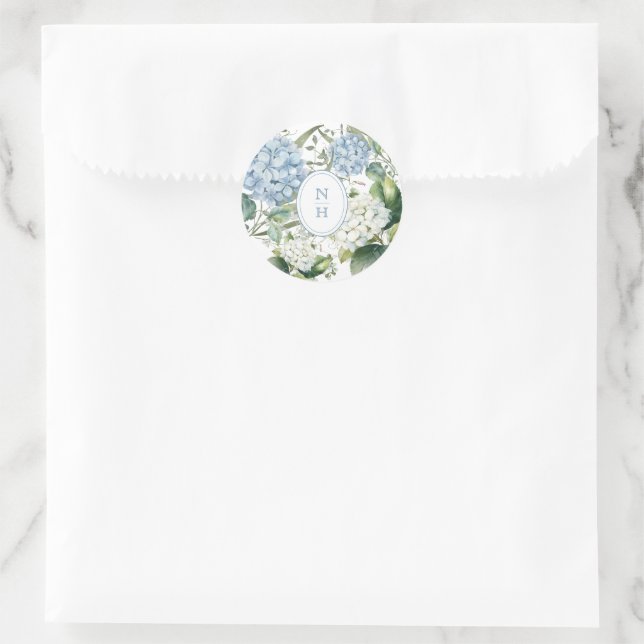 Dusty Blue Hydrangea Wedding Monogram Runder Aufkleber (Tasche)