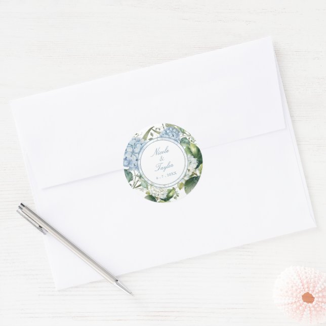 Dusty Blue Hydrangea Wedding  Runder Aufkleber (Umschlag)