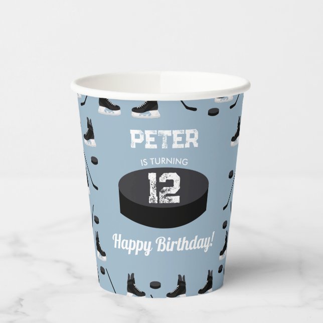 Dusty Blue Ice Hockey Stick, Skate Puck Birthday Pappbecher (Links)