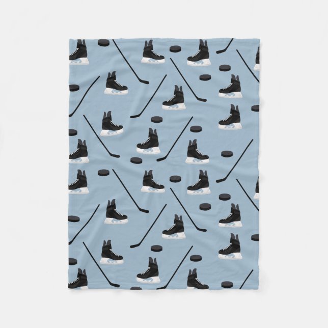 Dusty Blue Ice Hockey Stick, Skate & Puck Pattern Fleecedecke (Vorderseite)