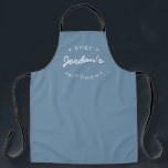 Dusty Blue Koch Küchenname Moderne Typografie Schürze<br><div class="desc">Der Kitchen Individuelle Name unseres Koch Moderne Typografie dustig blaue Schürze, ein stilvolles und personalisiertes Accessoire für alle kulinarischen Fans da draußen. Diese Schürze verbindet modernes Design mit anpassbaren Merkmalen, die es Ihnen ermöglichen, Ihre kulinarische Leidenschaft auszudrücken und in der Küche ein Modestatement zu machen. Das Highlight unserer Schürze ist...</div>
