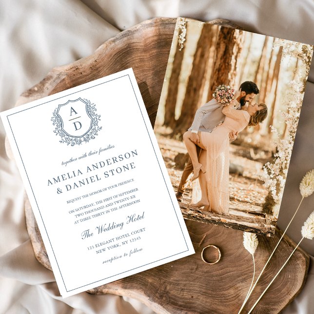 Dusty Blue Leafy Wappen Monogram Wedding Elegant Einladung (Von Creator hochgeladen)