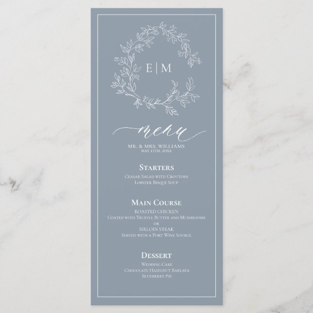 Dusty Blue Leafy Wappen Monogram Wedding Menu Menükarte (Vorderseite)