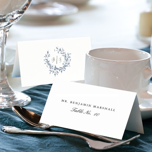 Dusty Blue Leafy Wappen Monogram Wedding Platzkart Tischnummer (Von Creator hochgeladen)
