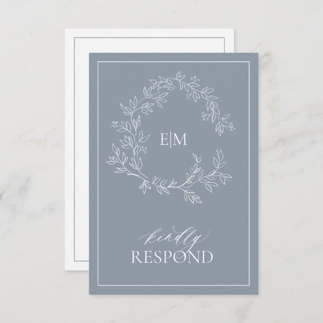 Dusty Blue Leafy Wappen Monogram Wedding RSVP Card (Vorne/Hinten)