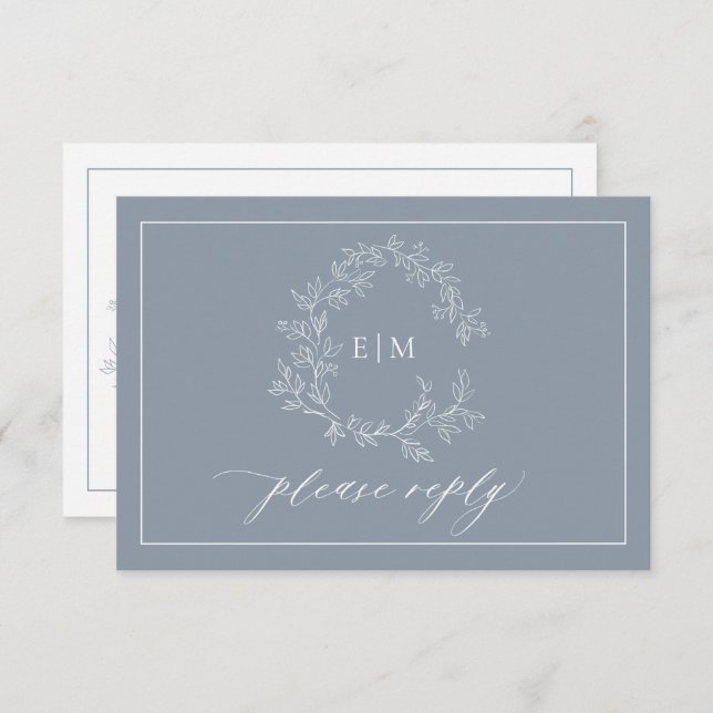 Dusty Blue Leafy Wappen Monogram Wedding RSVP Card (Vorne/Hinten)
