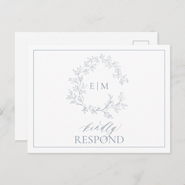 Dusty Blue Leafy Wappen Monogram Wedding RSVP Einladungspostkarte (Vorne/Hinten)