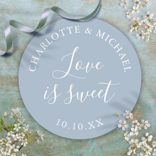 Dusty Blue Liebe ist süße Gastgeschenk Hochzeit Runder Aufkleber (Dusty Blue Love Is Sweet Wedding Favor Classic Round Sticker)