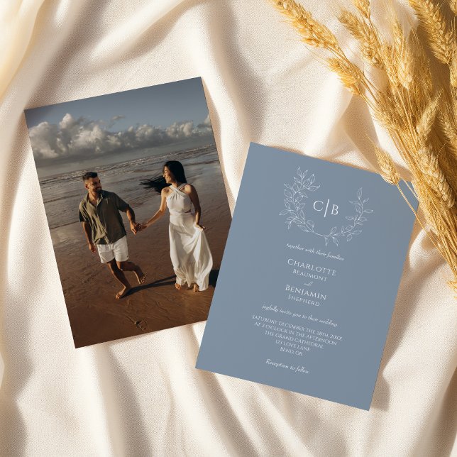 Dusty Blue Minimal Leaf Wedding Monogram Foto Einladung (Von Creator hochgeladen)