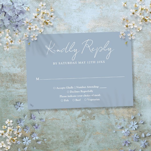 Dusty Blue Minimalistisch Elegant Script Wedding RSVP Karte (Von Creator hochgeladen)